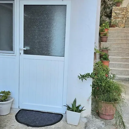 Arileo Guest house Himare