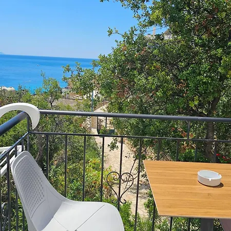 Arileo Guest house Himare